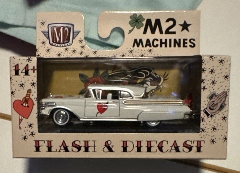 M2 Machines 1:64 Flash & Diecast 1957 Mercury Turnpike Cruiser M-335