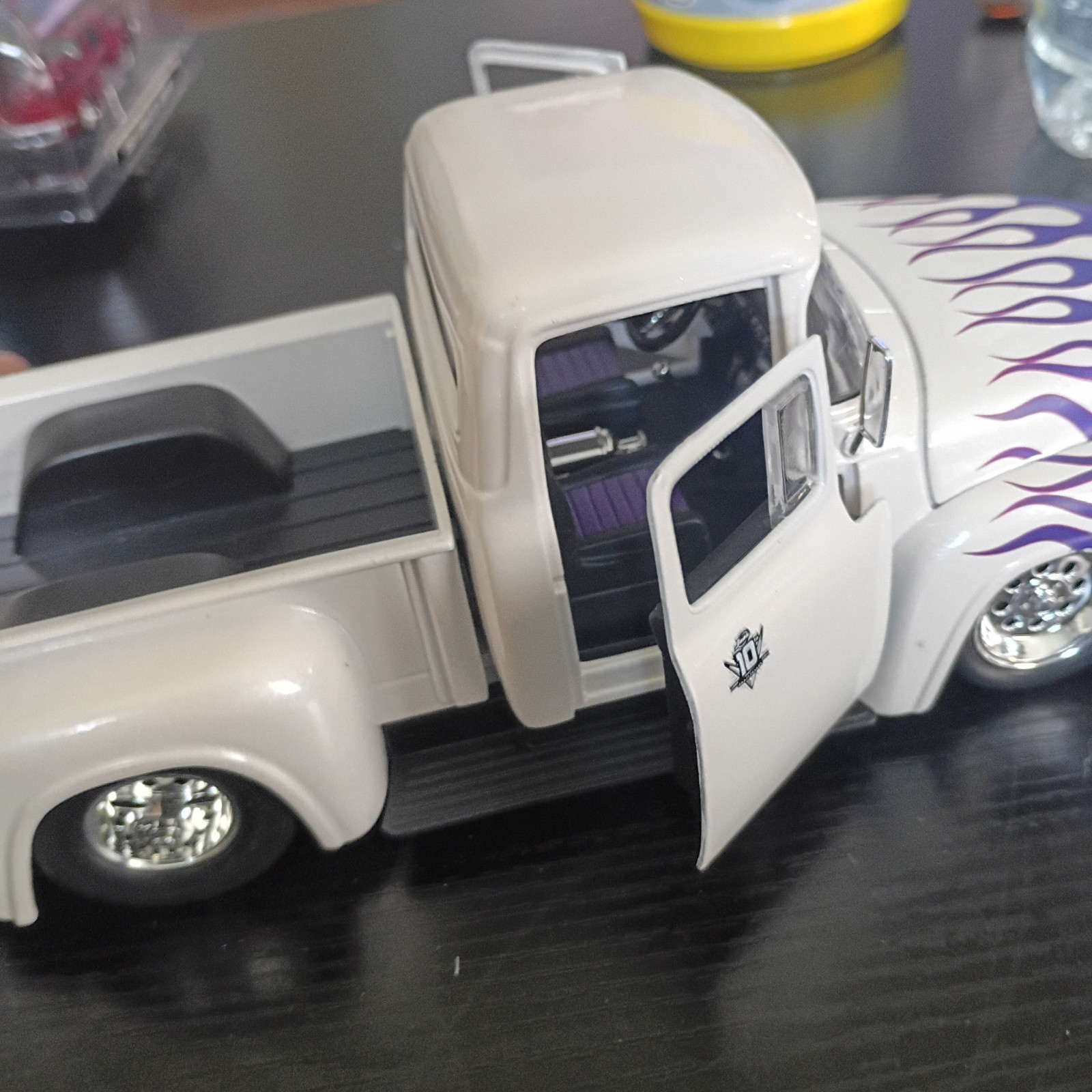JADA 10TH ANNIVERSARY 1956 FORD F100 1:24 WHITE WITH FLAME