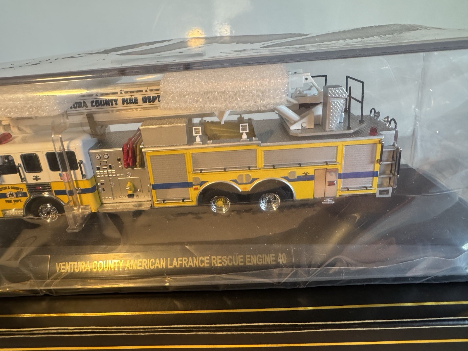 Code 3 , 1:64 Die-CastVentura County Fire Dept ALF Rear Mount RE-40 #12753 MIB