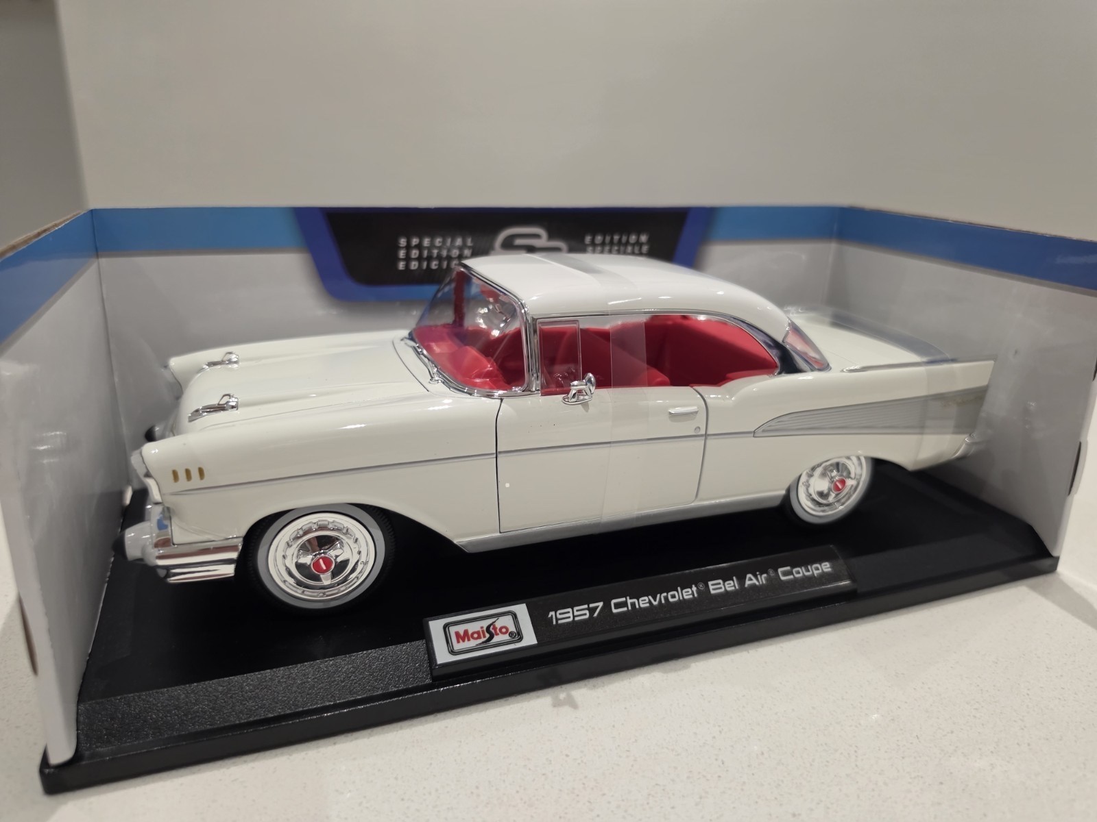 Maisto Special Edition 1:18 Scale Diecast Car 1957 Chevrolet Bel Air Coupe White