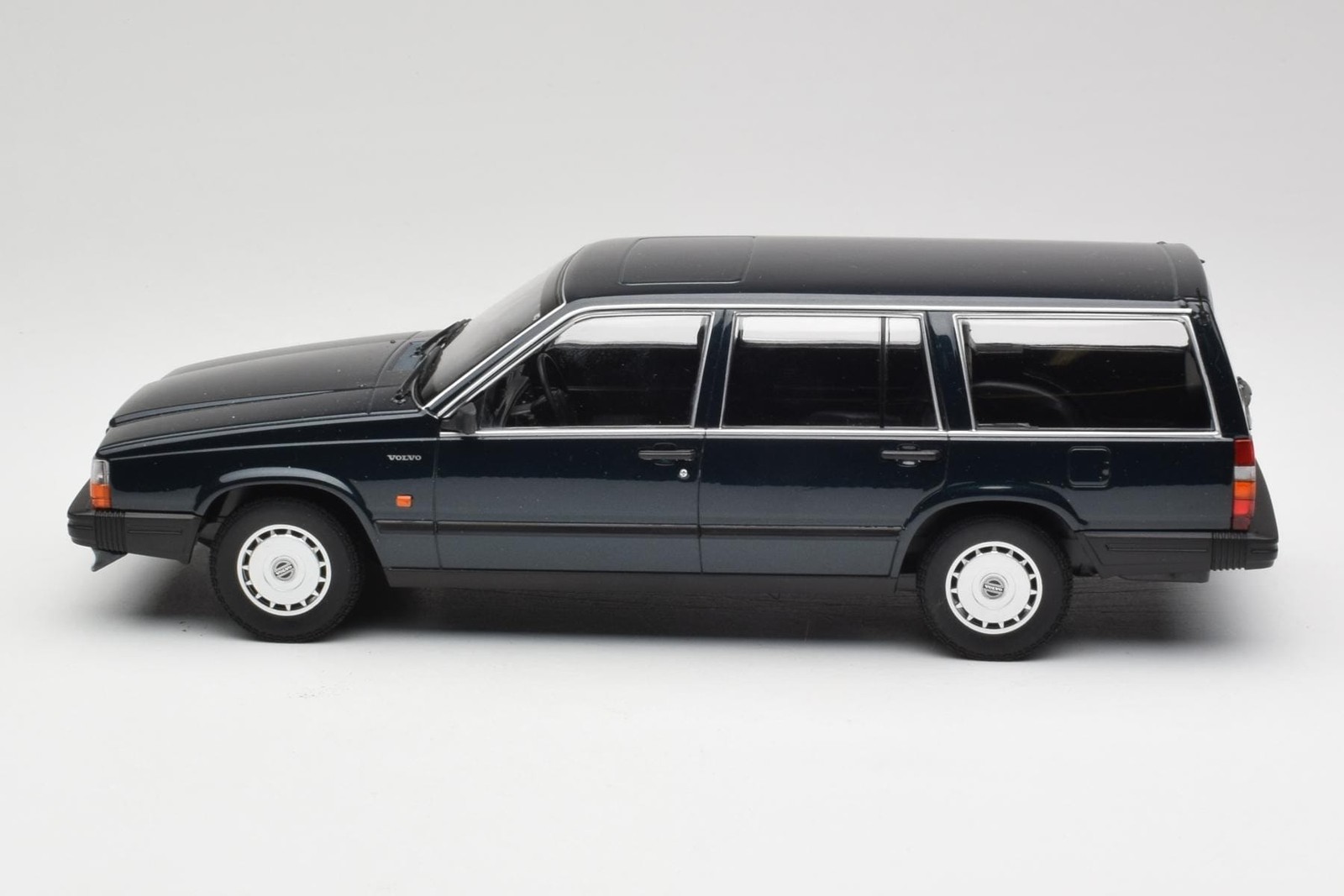 Volvo 740 GL Estate Dark Green Metallic Minichamps 1:18 | 155171771