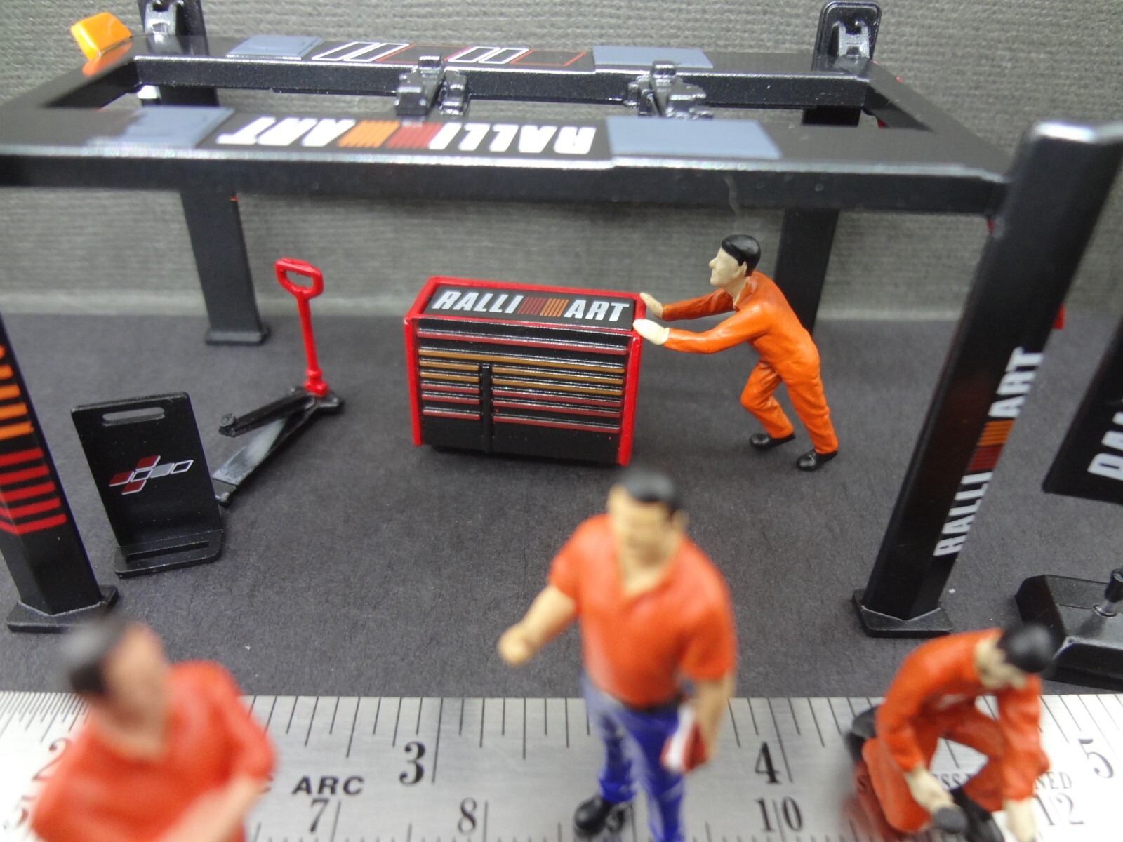 1:64 black/red/orange Garage tool set w/ mechanics & bossmen figures+ stickers