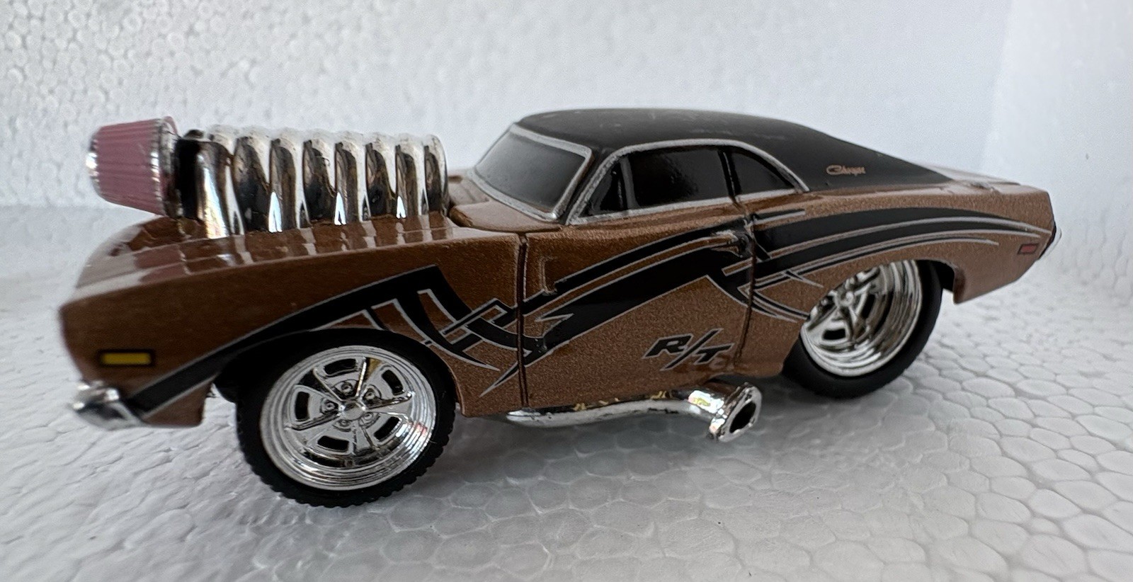 Muscle Machines Dodge Challenger R/T Bronze Chrome Blower Pink Intake 1/64