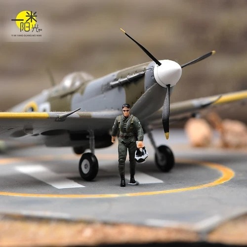 Miniatures Figure Scene Props 1/64 Male Pilot Holding a Helmet For Car Vehicle