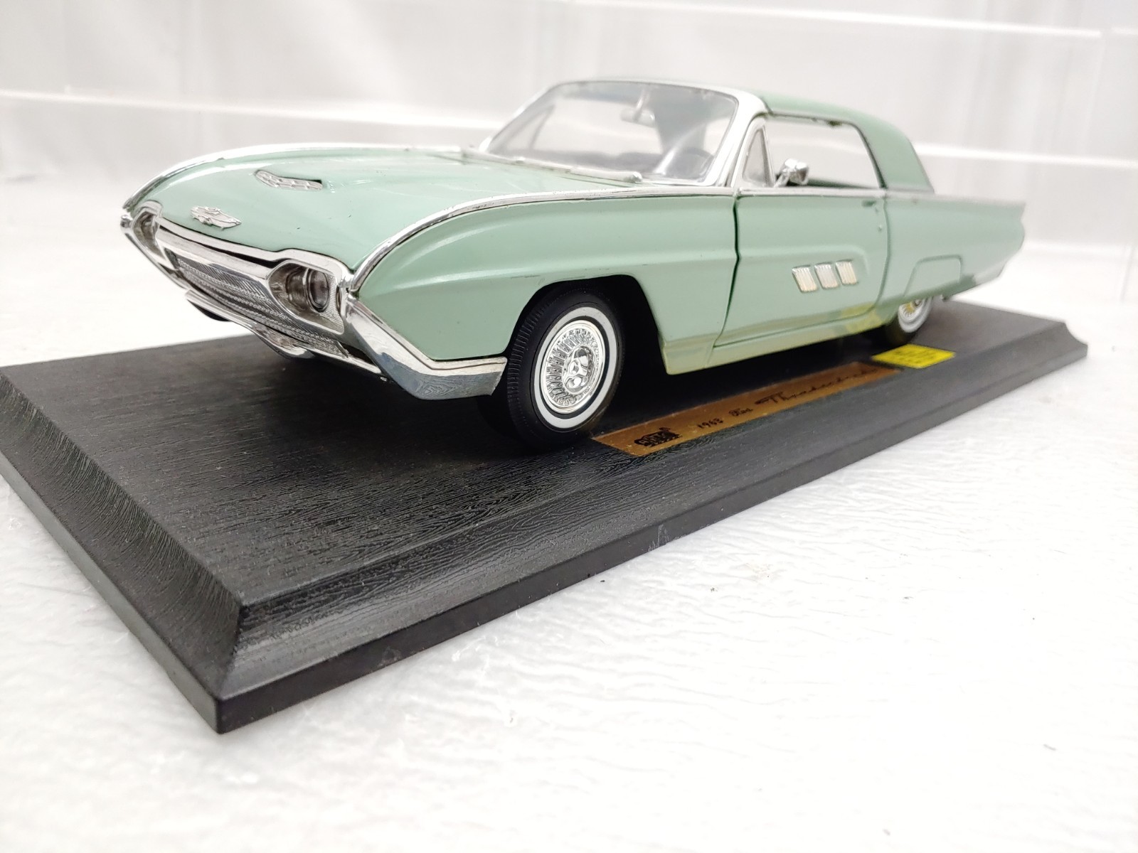 Anson 1963 Ford Thunderbird 1/18 Die-Cast Automobile with Stand