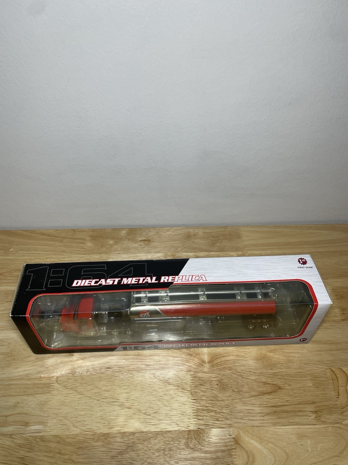 First Gear 1:64 Scale – 76 Semi Truck With 76 Fuel Tank Trailer – ( 60-0279 )