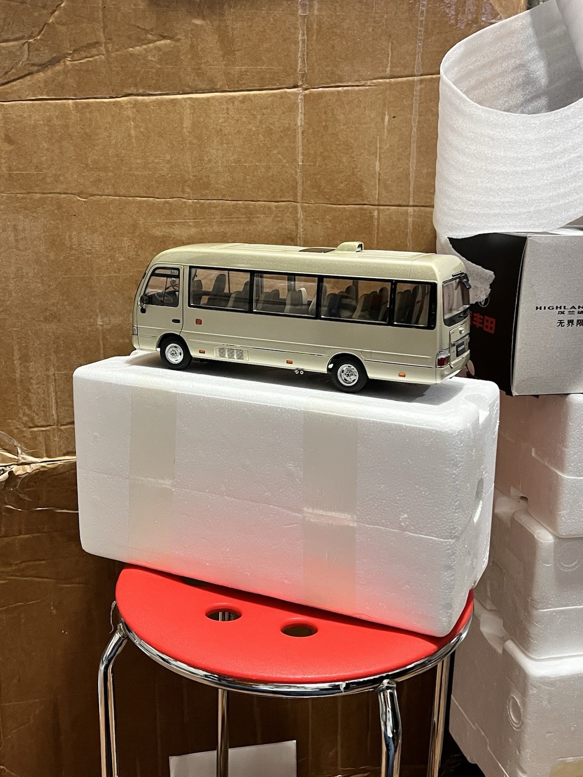 1:24 Scale Toyota Coaster Liesse Passenger Minibus Diecast Model Car