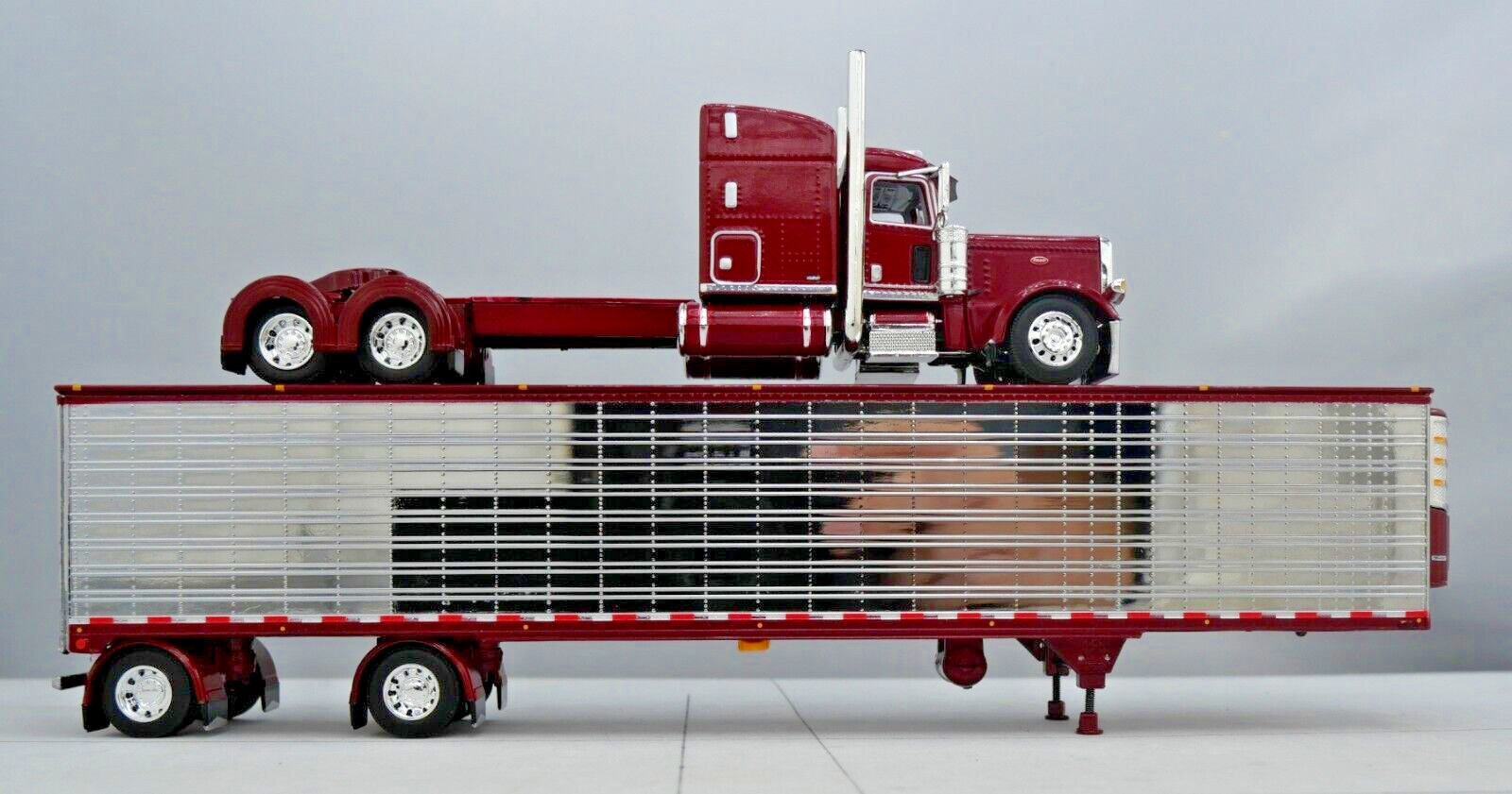 DCP 1/64 Maroon Red Chrome Peterbilt 389 Utility Refrigerated Trailer 60-1734