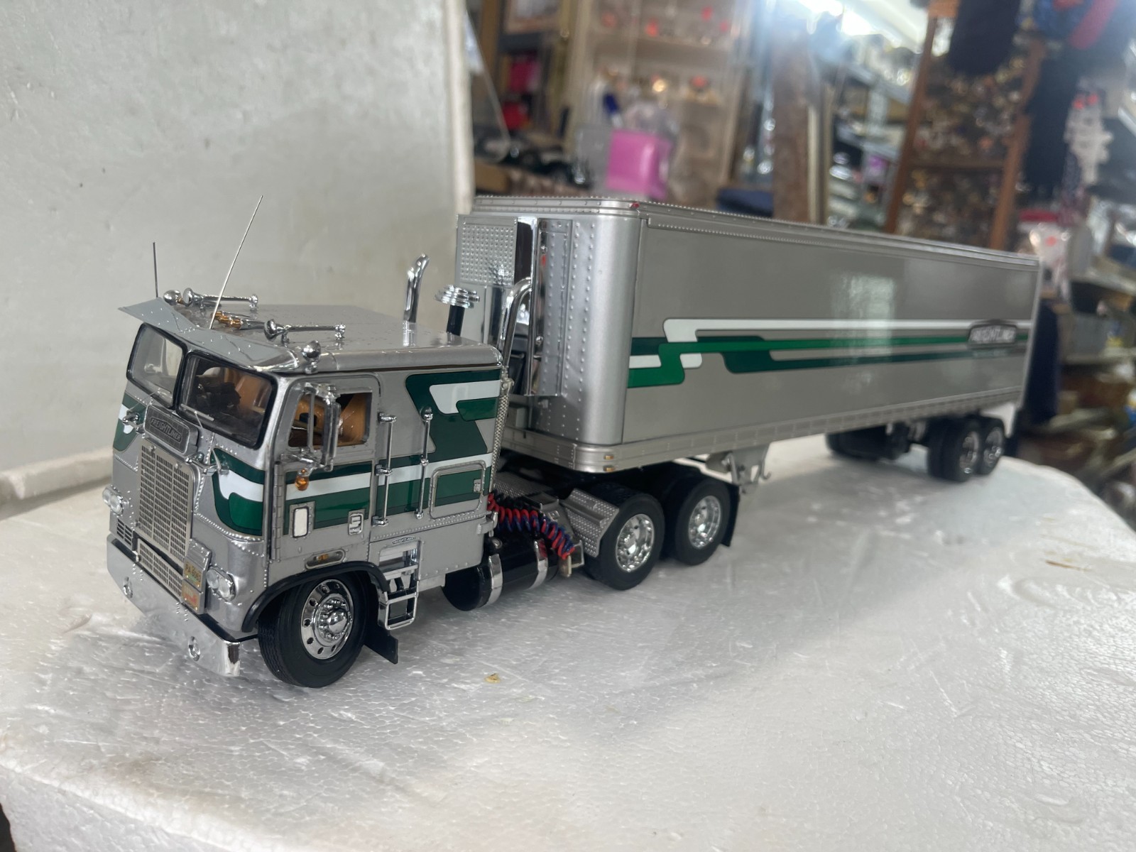 EXTREMELY RARE FRANKLIN MINT 1979 FREIGHTLINER C.O.E. AND REFRIDGERATED TRAILER