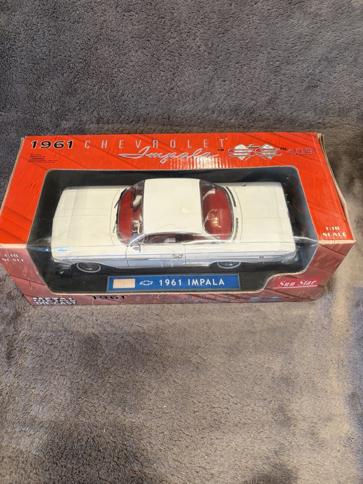 1/18 ( IB 67 ) 1961 Chevrolet Impala White SS 409 by Sun Star