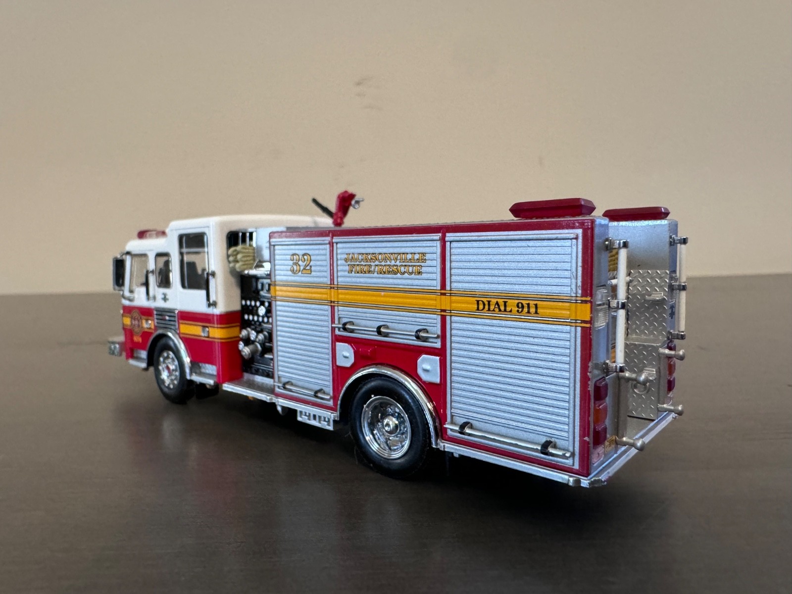 1/64 Code 3- American La France- ALF- Jacksonville FD- Engine 32