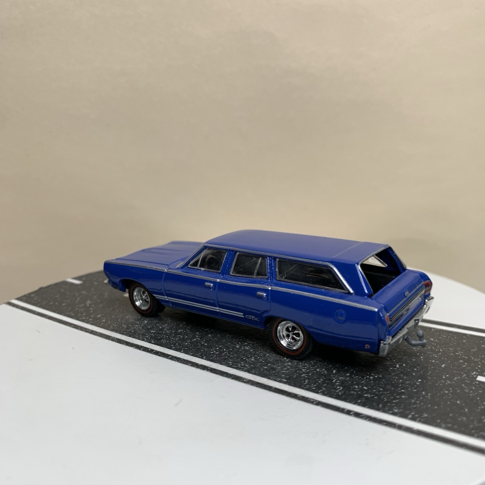 Greenlight Estate Wagons 1968 Plymouth Satellite GTX Tribute Wagon Blue 1:64 NM