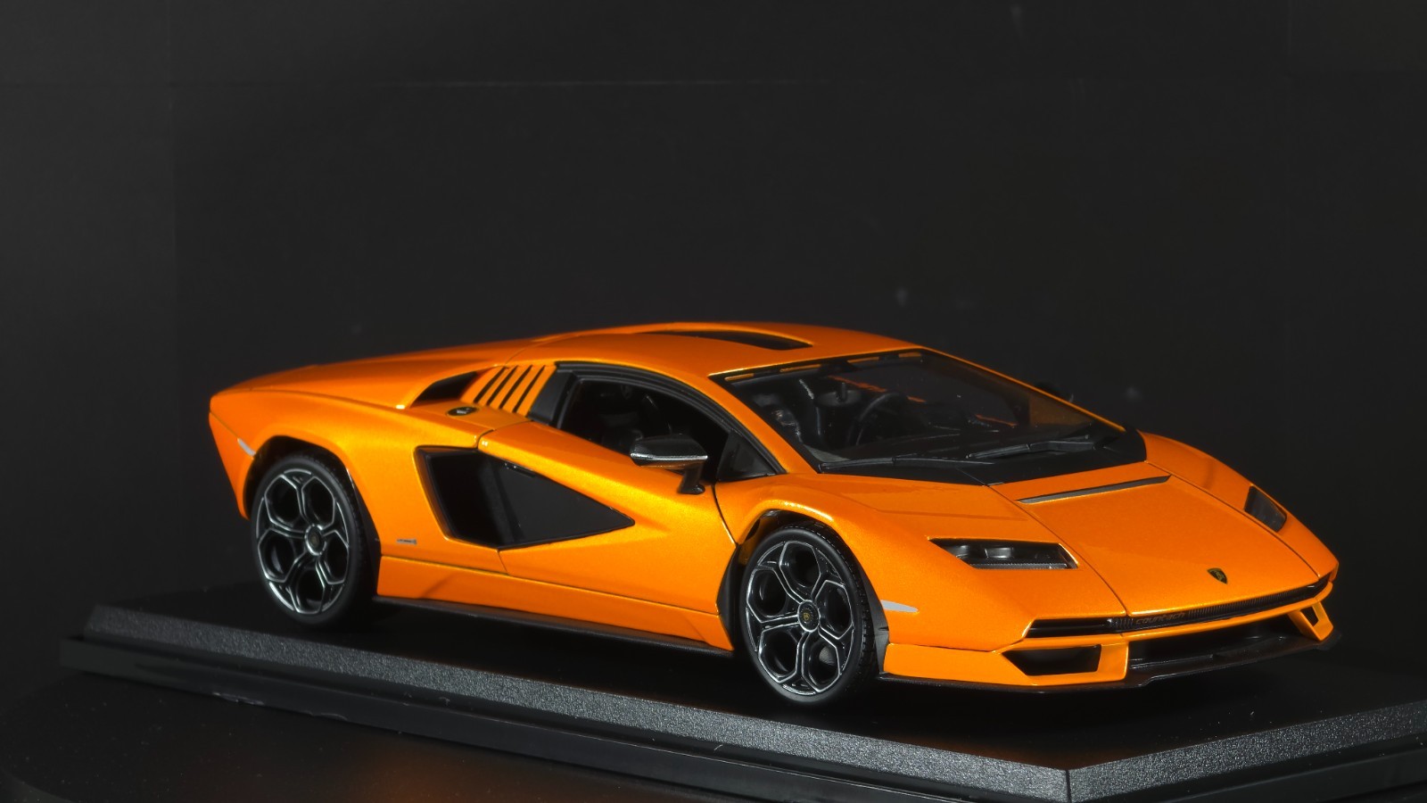 Lamborghini Countach LPI 800-4 1:18 Maisto Exclusive Style Special Edition