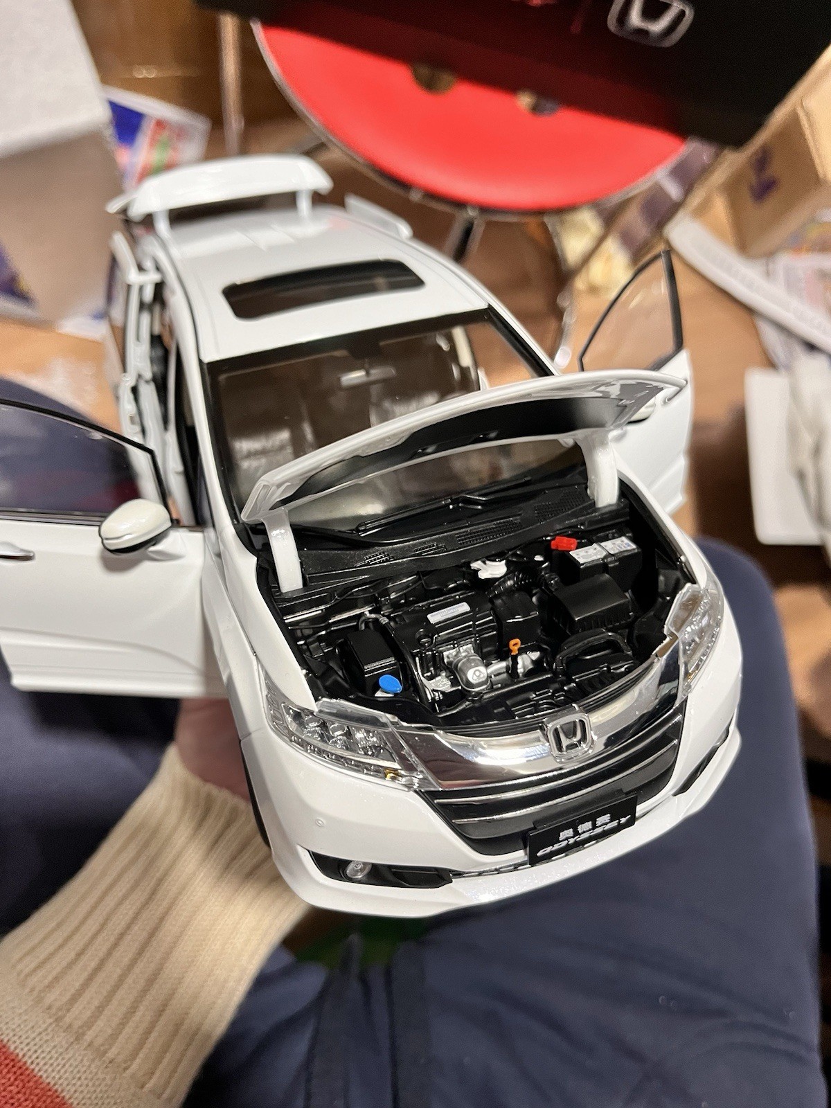 1:18 Scale 2015~2018 Honda Odyssey White Diamond Pearl Diecast Model With Base