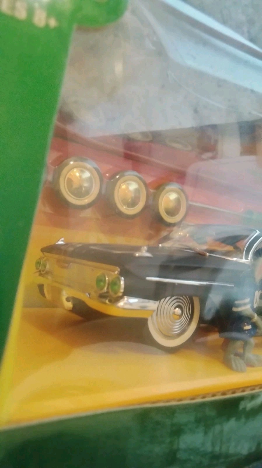 JADA ROAD RATS 1:24 (Customized) “1961 Chevy Impala” with 3 Homie Hood Rats RARE