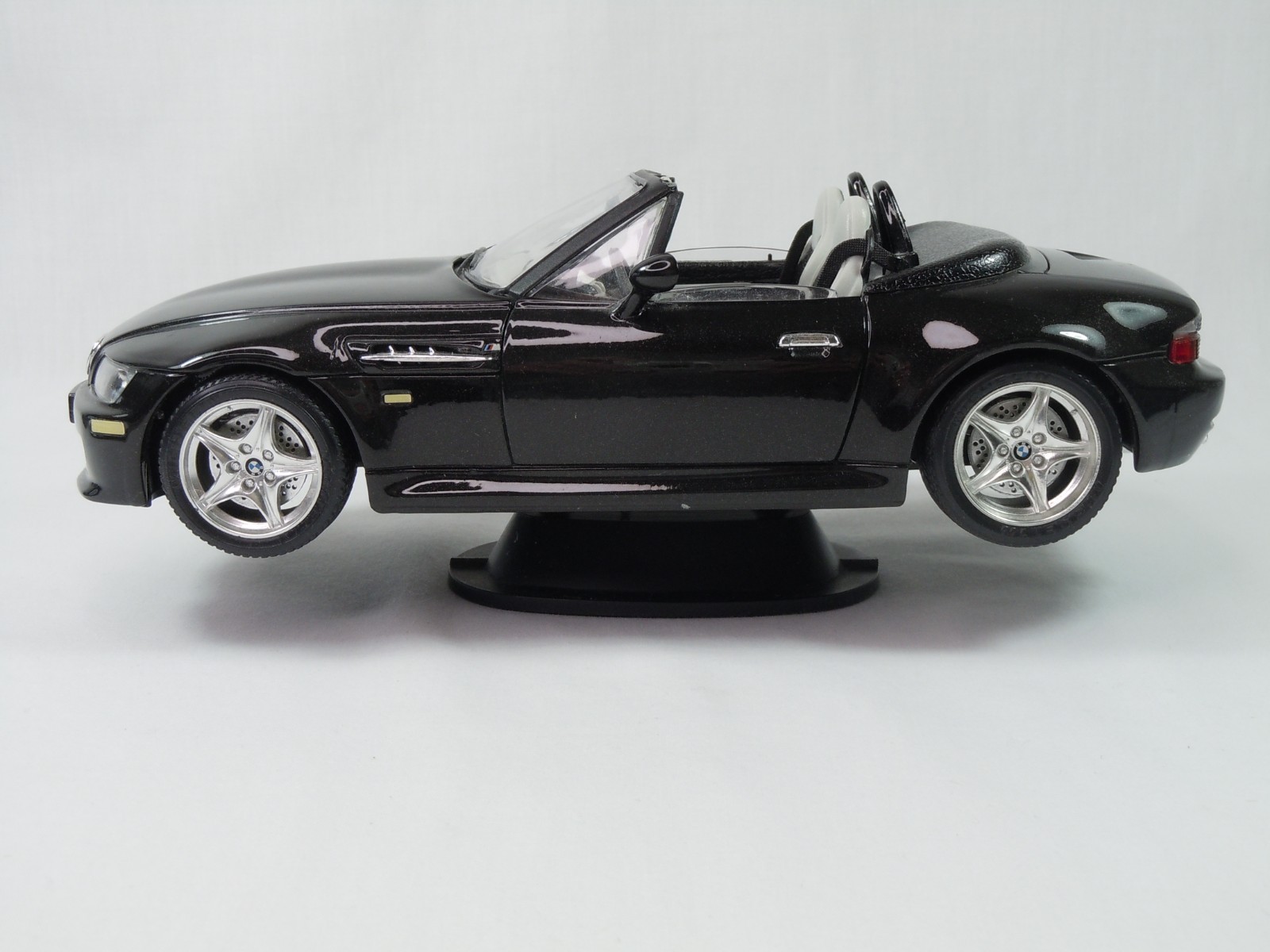 Burago 1/18 Scale BMW 330M Roadster 1996 Diecast Car With Stand
