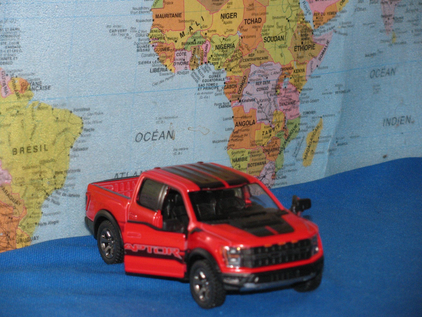 1/46 KINSMART 2022 FORD F-150 RAPTOR RED KT5436 ***BRAND NEW & RARE***
