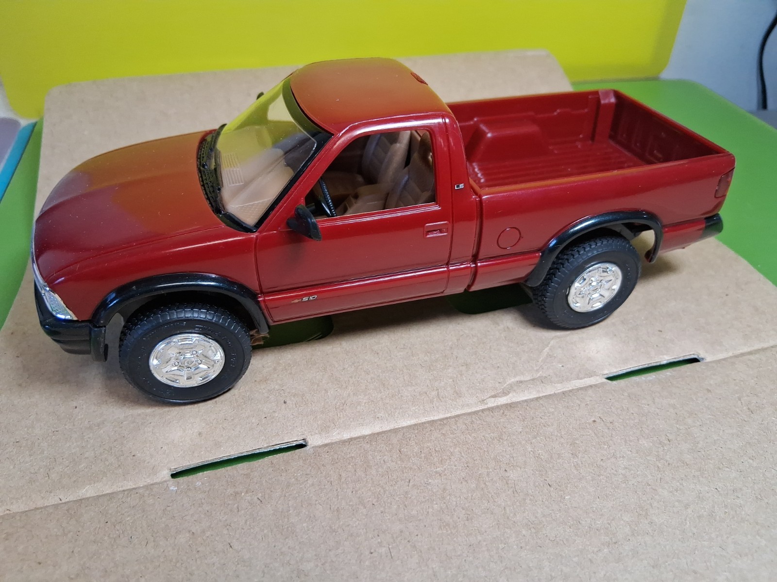 AMT ERTL 1995 Chevrolet S10 4×4 Cherry Red Metallic Dealer Promo car 6189