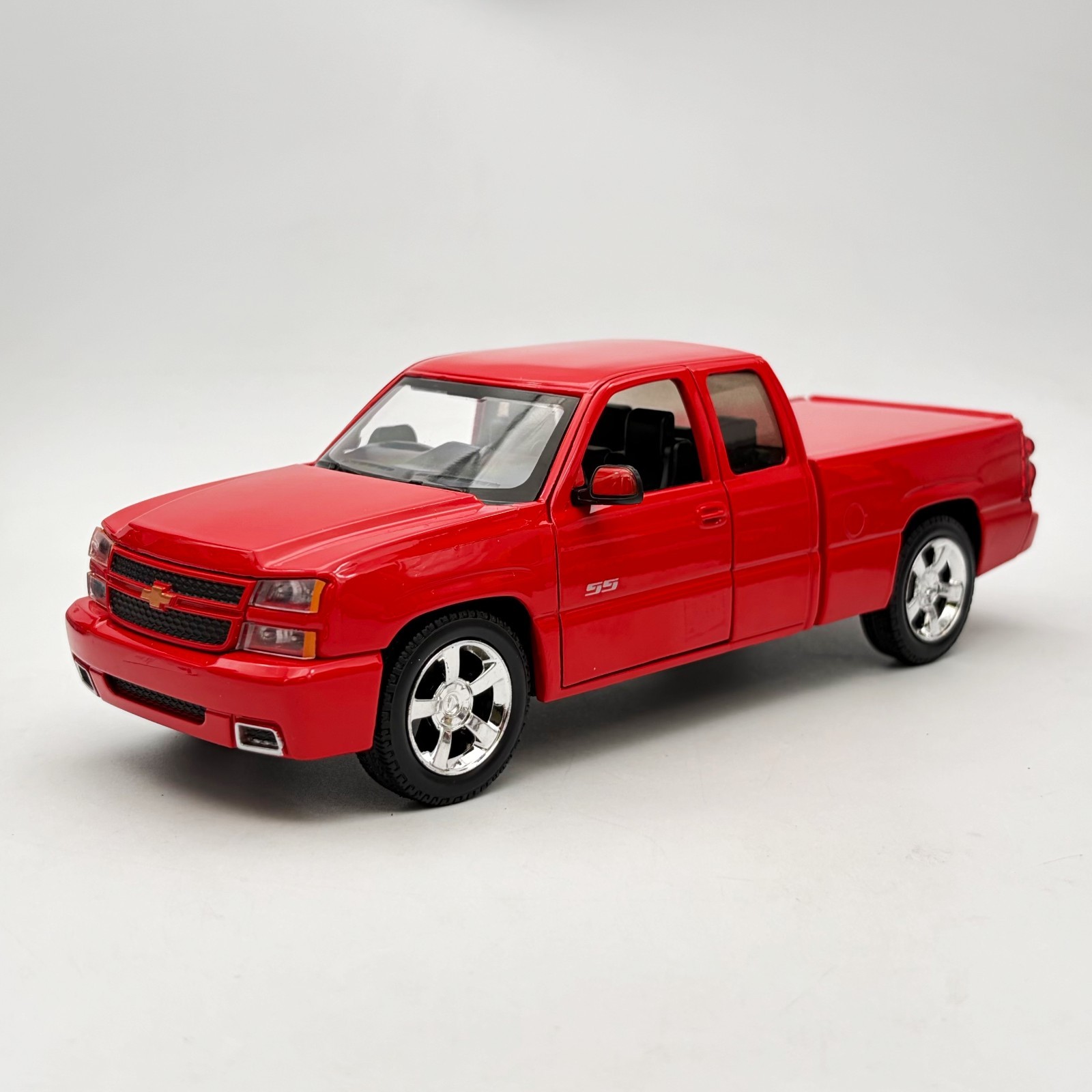 Motormax 1:24 2006 Chevy Silverado Intimidator SS Red
