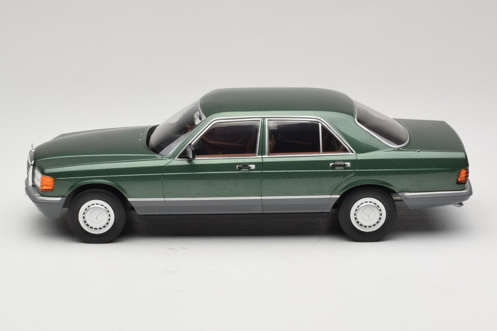 Mercedes S-Class W126 Metallic Green 1:18 MCG | MCG18549