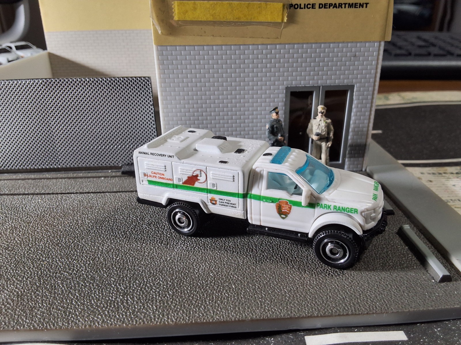 Matchbox Police CUSTOM FORD F-150 U.S. PARK RANGER ANIMAL RECOVEREY unit