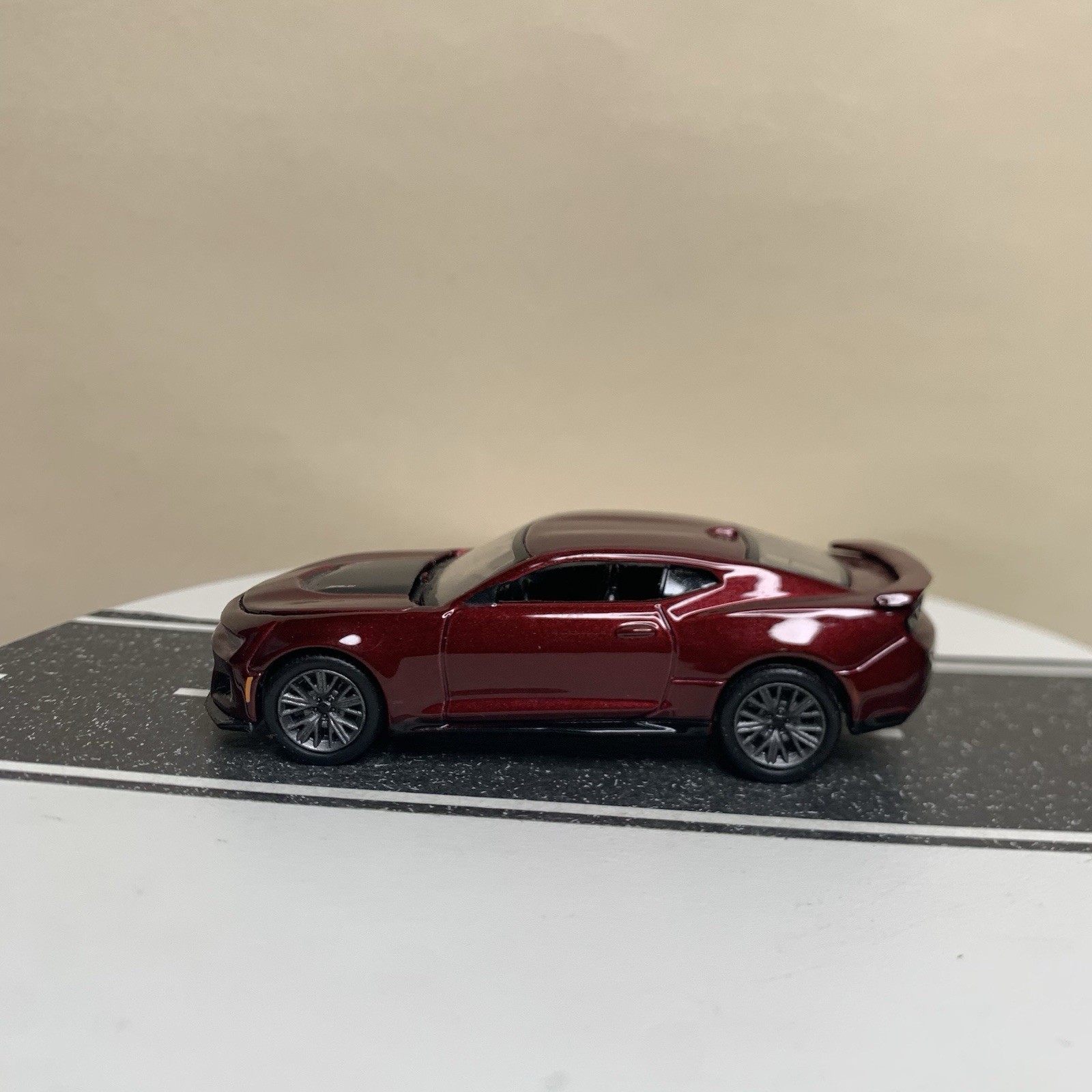 Auto World Modern Muscle 16-24 2022 Chevy Camaro ZL1 Dark Red Metallic 1:64 NM