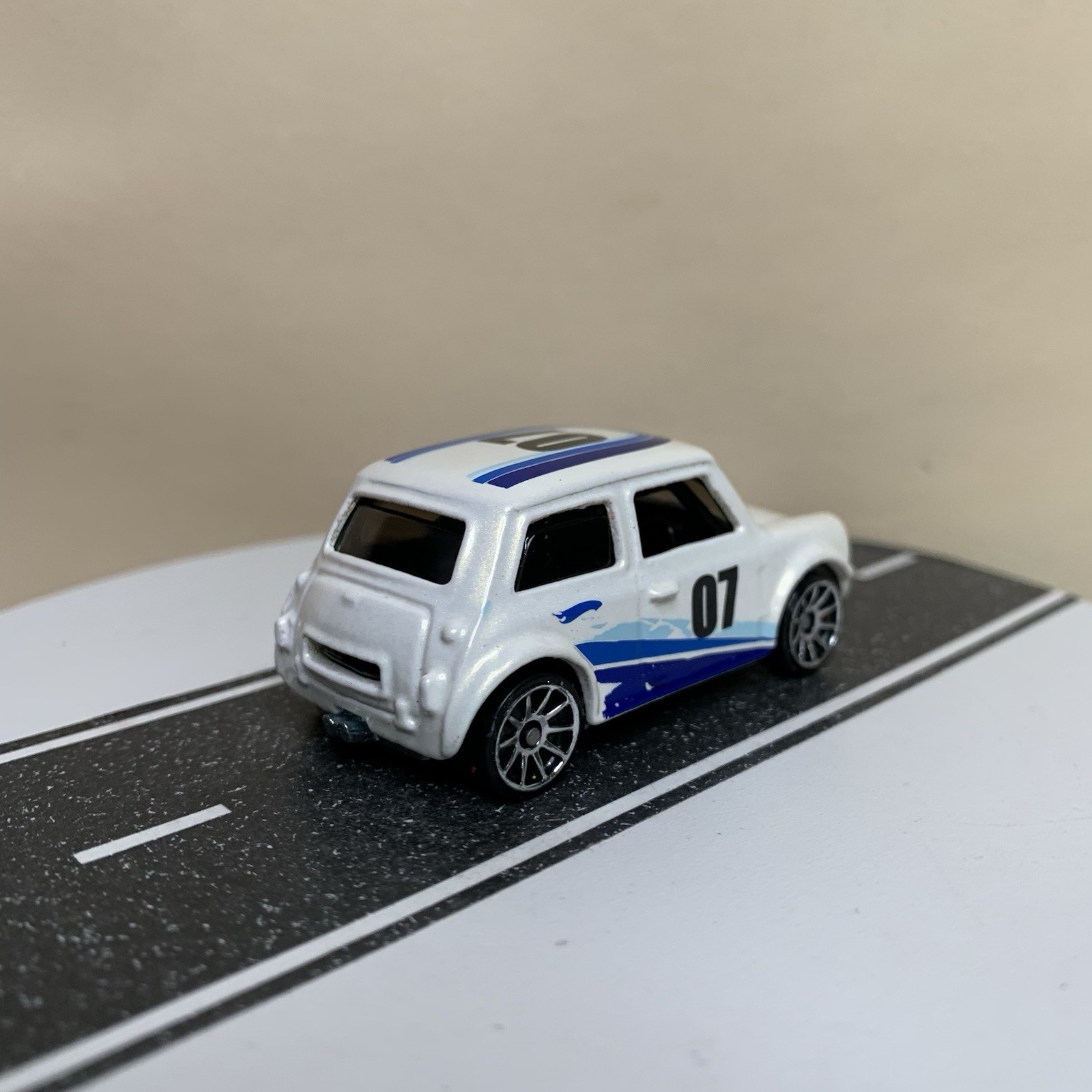 2007 Hot Wheels Pop Offs Series #1/4 #37 Morris Mini White w/Chrome 10 Sp Wheels