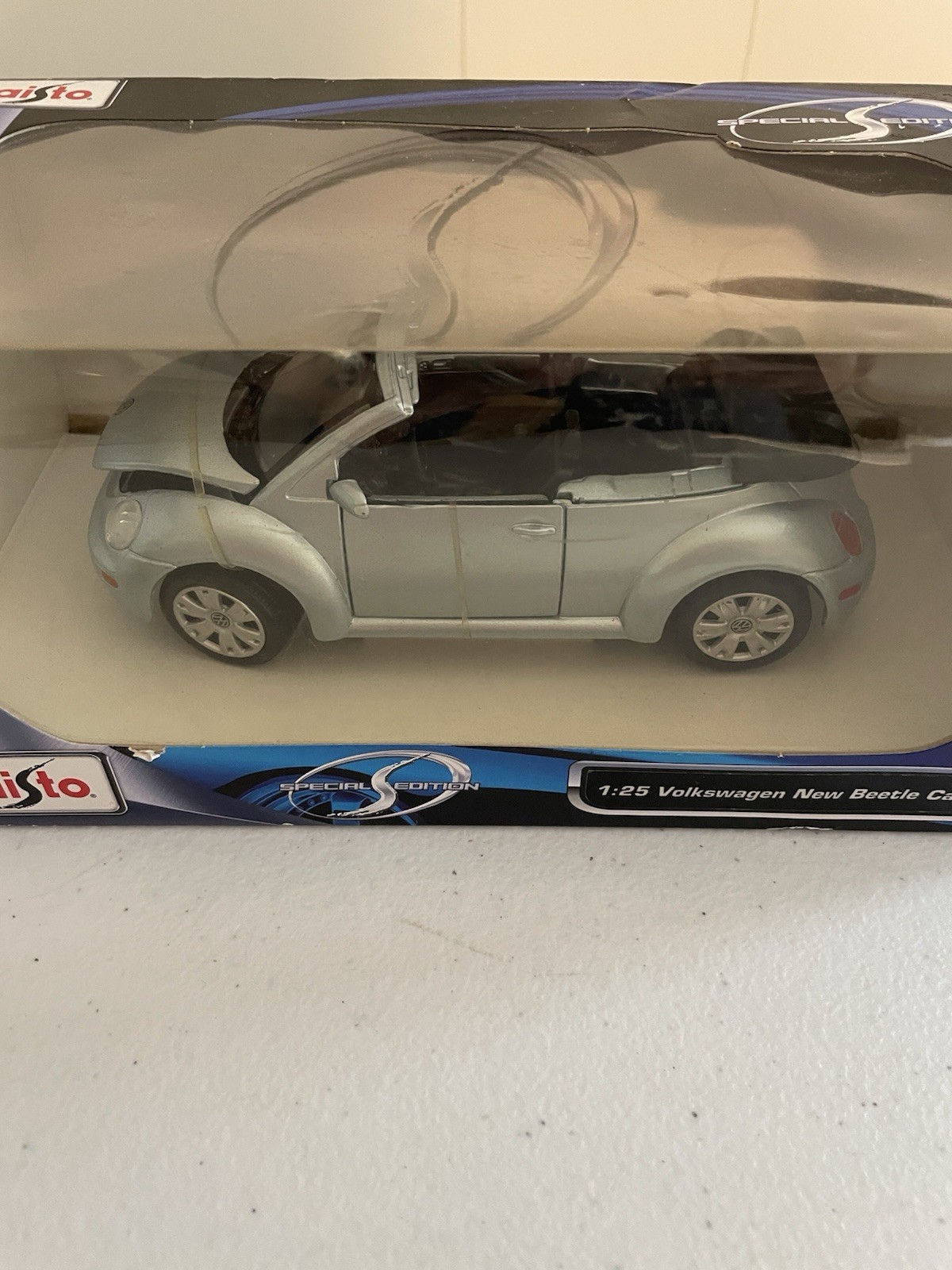 Maisto Volkswagen New Beetle Cabriolet Diecast 1:25 Light Blue
