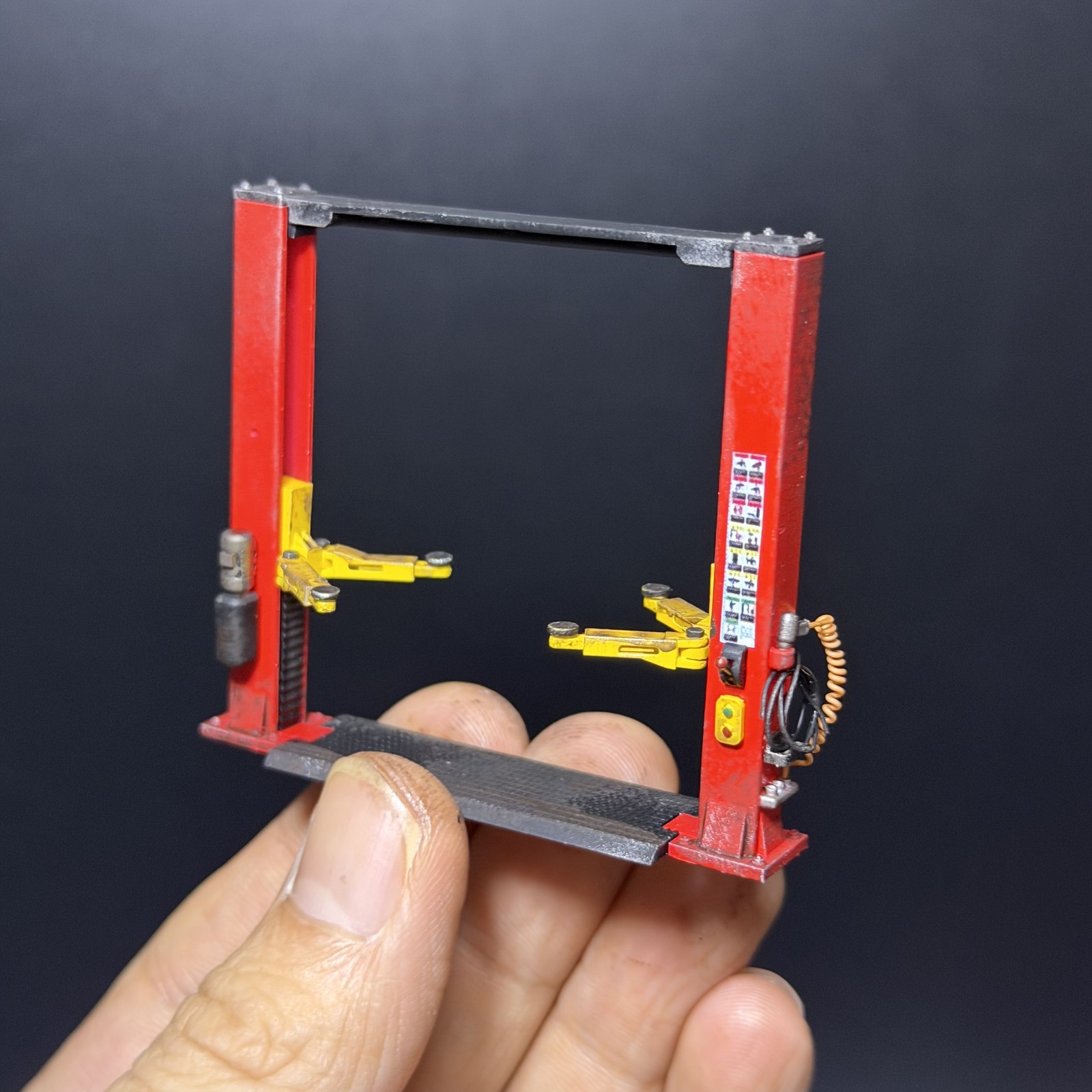 Diorama 1:64 Lift Dragon Model Adjustable Height Angle Garages Repair Scene Prop