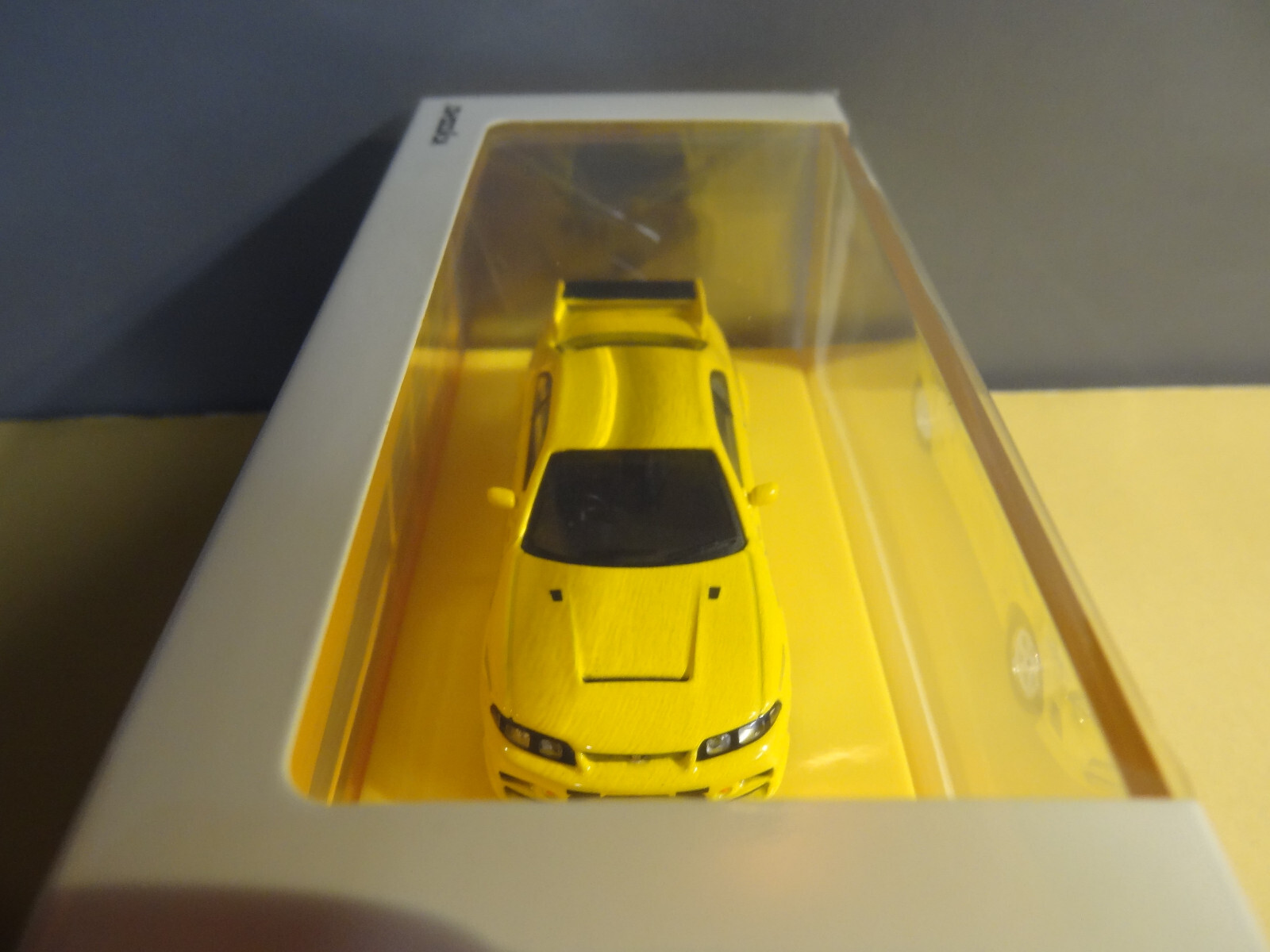 KYOSHO – YELLOW – NISSAN NISMO 400R – W/ ACRYLIC DISPLAY CASE