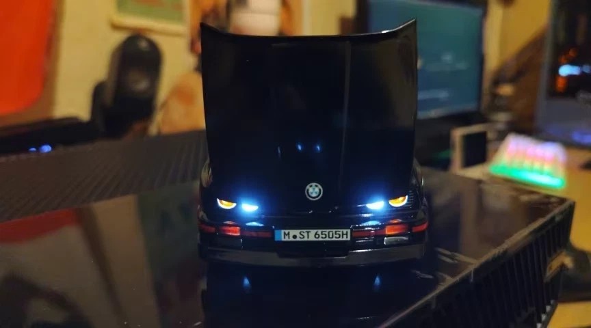 1:24 BMW M3 E30 Diecast Car Alloy Model – Sound & Light Classic Vehicle Toy Gift