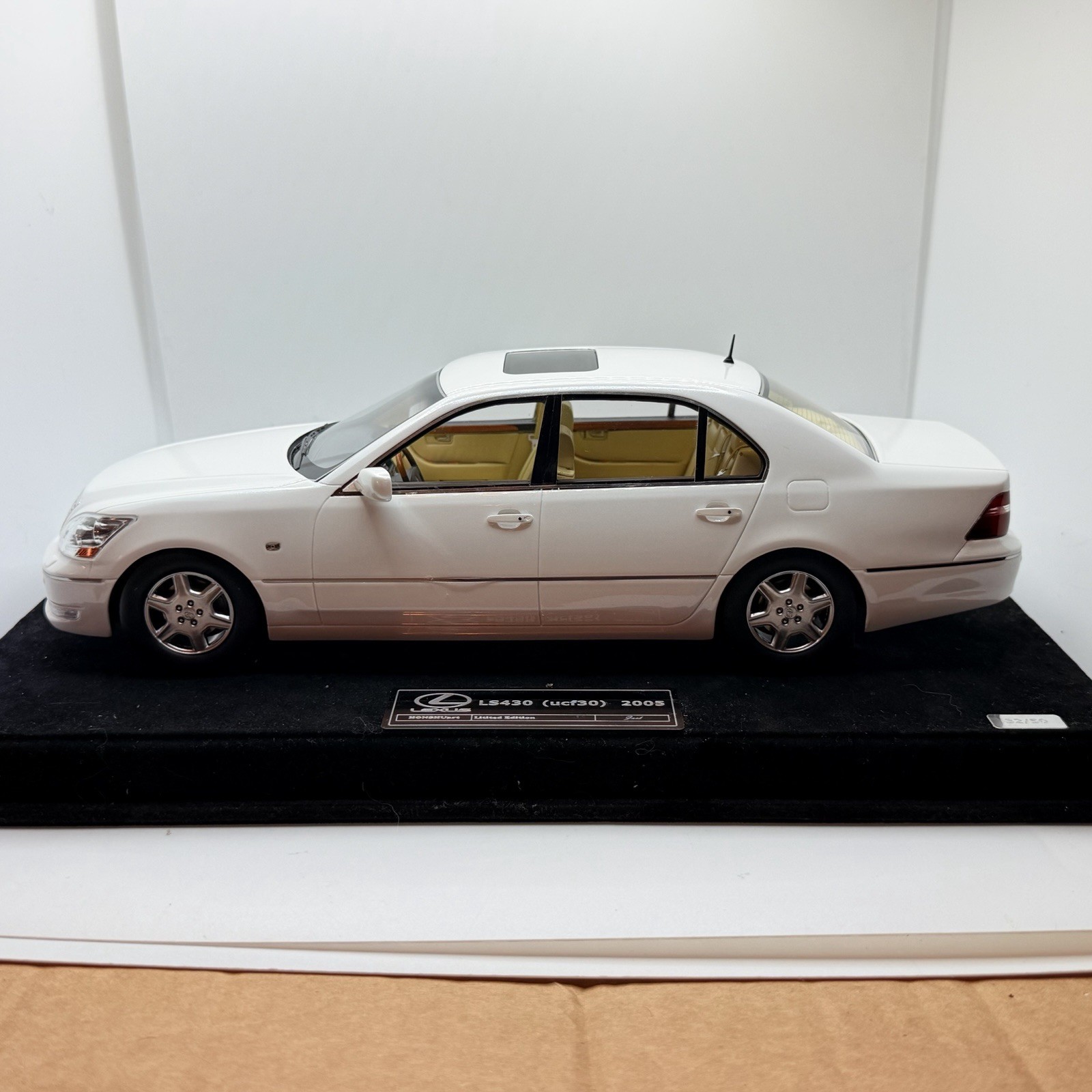 1/18 Ivy Models Lexus LS 430 in Gloss White 99 pieces Leather base