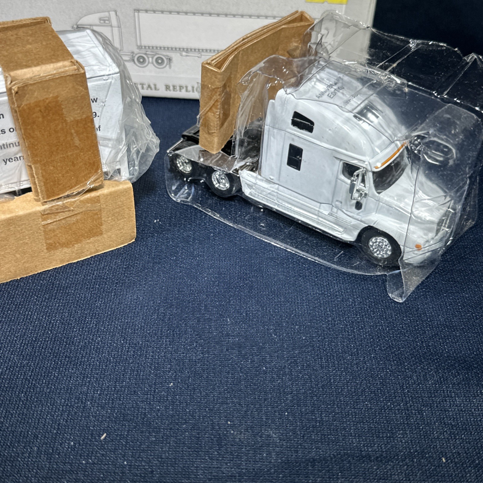 New Idea C120 Freightliner Semi SpecCast 1/64th Scale Limited Edition NIB