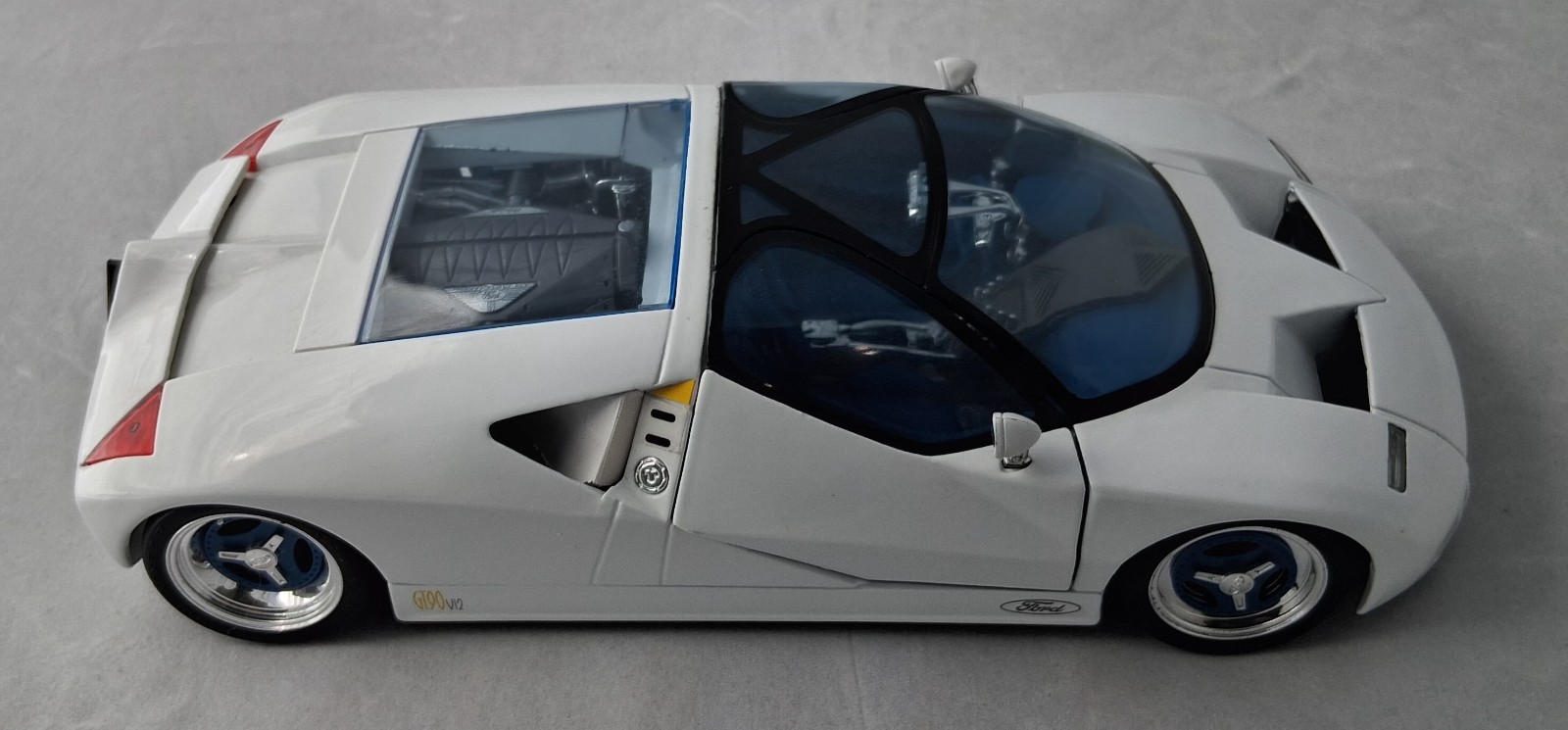 1995 Ford GT90 1:18 Diecast (White) : Maisto