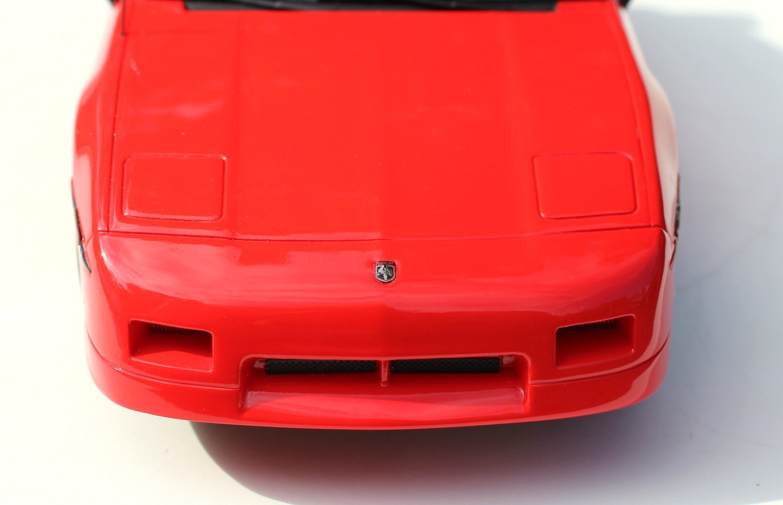 Automodello ONE24 1988 Pontiac Fiero GT Removable T-Top Panel 1:24 Red COA
