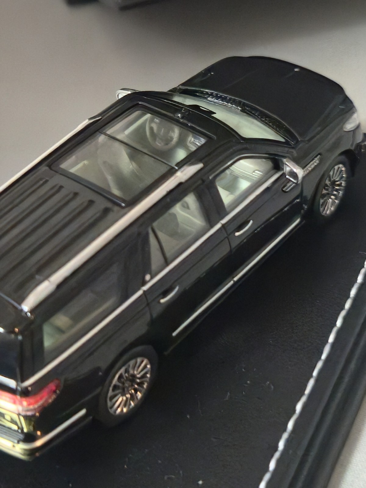 WTX 1:64 Lincoln Navigator SUV Black In Arylic Case.