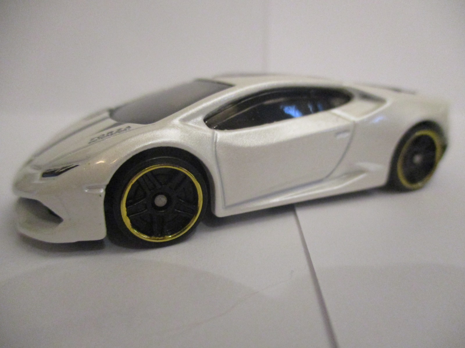 Hot Wheels Lamborghini Huracan Coupe white Forza Motorsport 1/64 scale loose