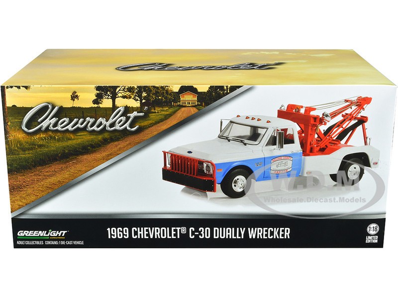 1969 CHEVROLET C-30 DUALLY TOW TRUCK “HAZZARD COUNTY” 1/18 BY GREENLIGHT 13622