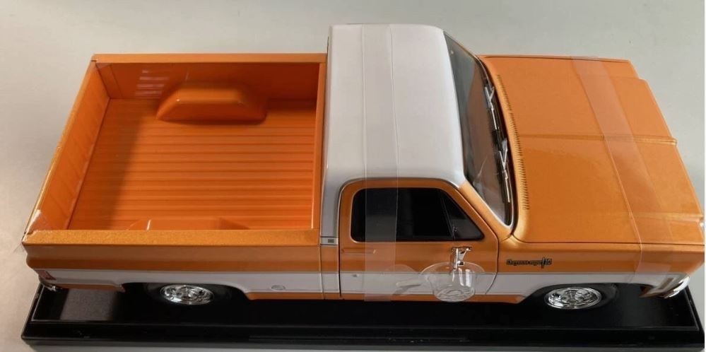 Maisto 1/18 Scale – 1974 Chevrolet C10 Cheyenne Super – Orange, White