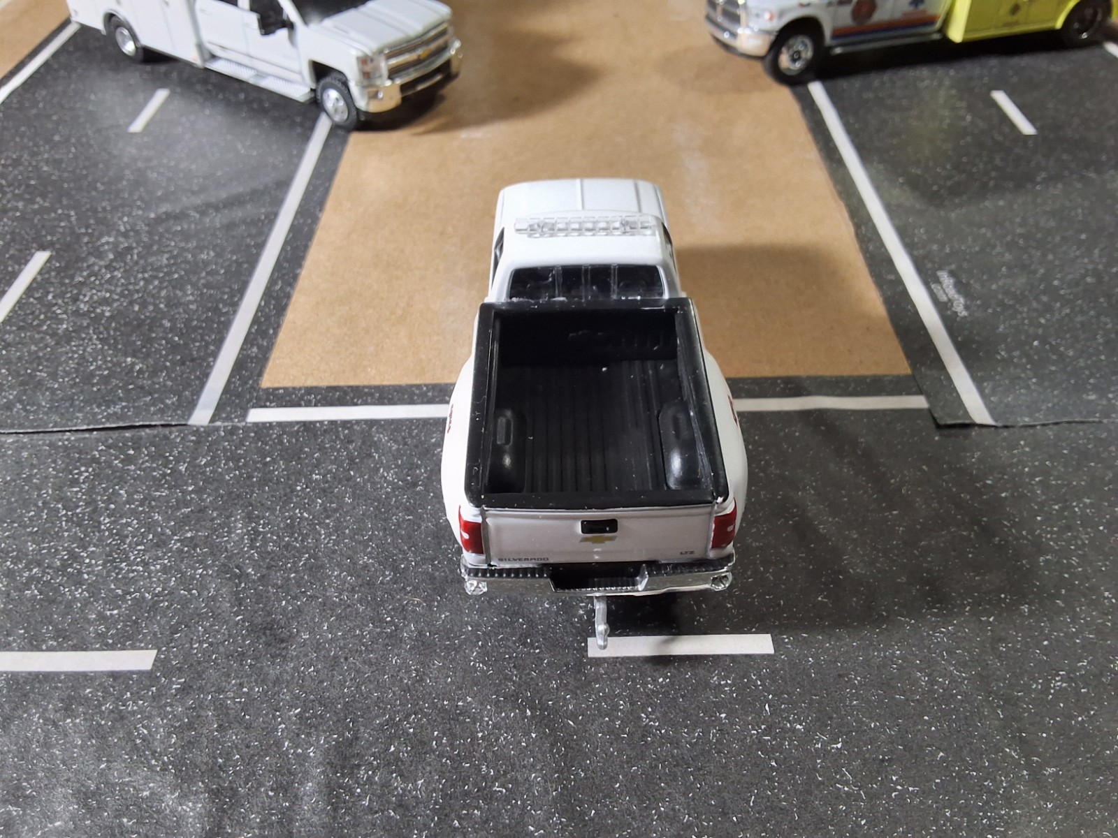 Greenlight Custom Kitbash Ford F-350 4X4 Dually work Truck