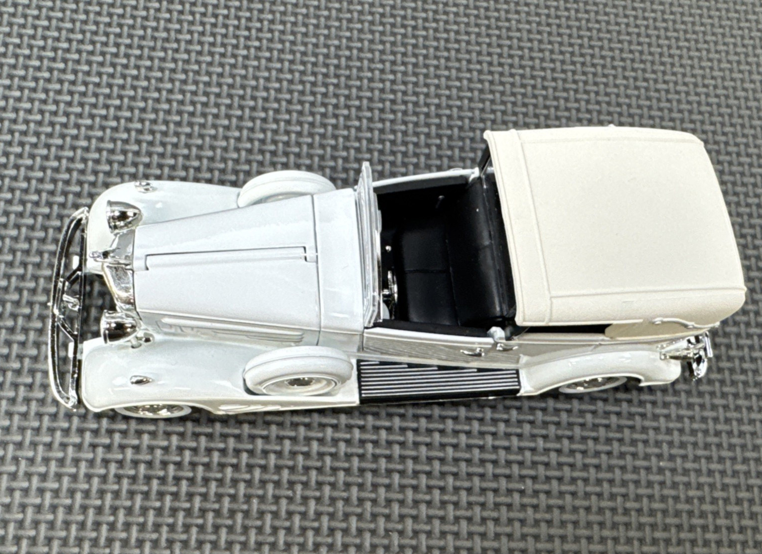 Signature Models 1933 Cadillac Town Car Diecast 1:32