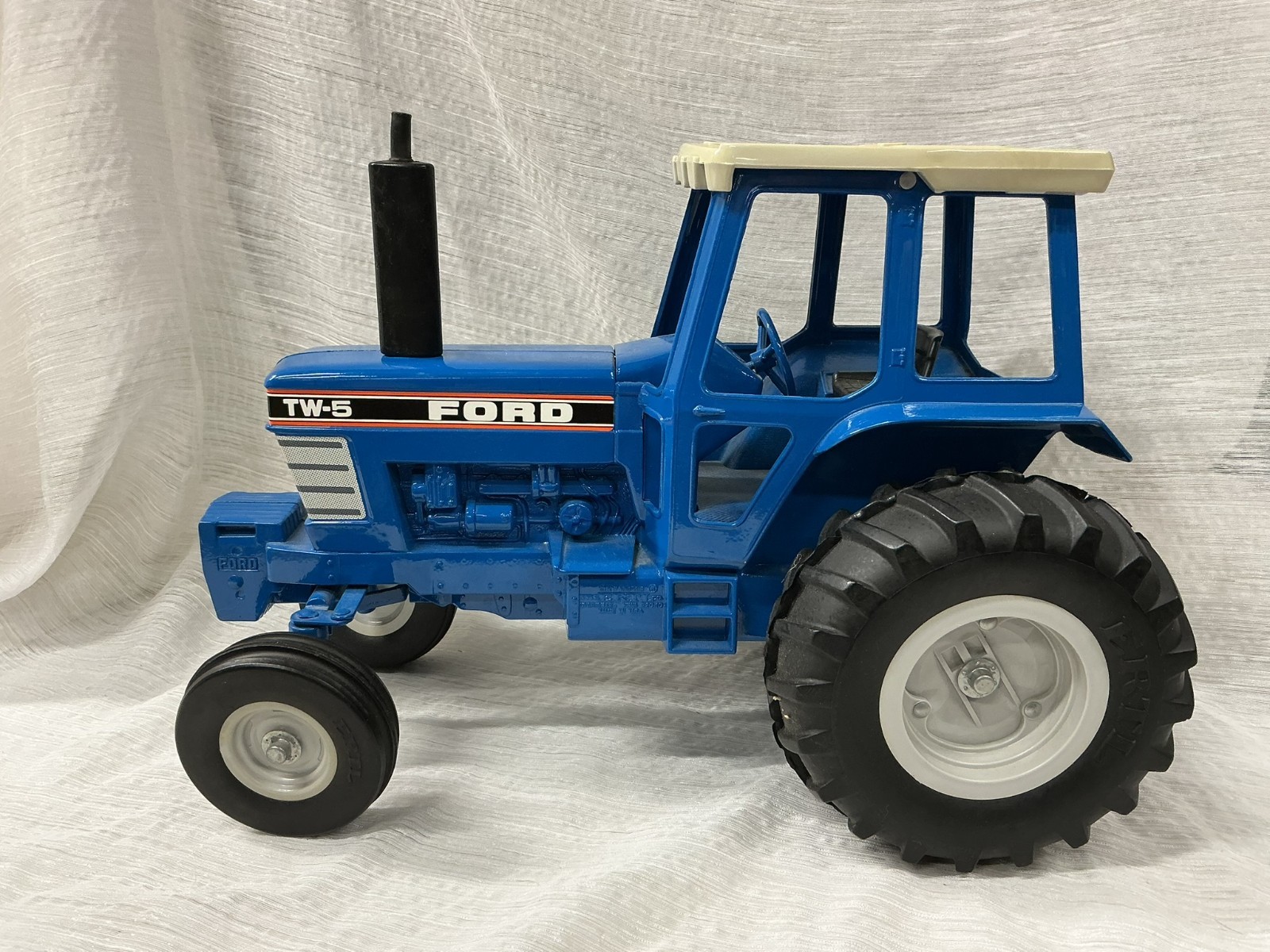TW – 20 Ford Tractor & Wagon 1/16 Scale Made by Ertl 1989 Stock Free Shipping!