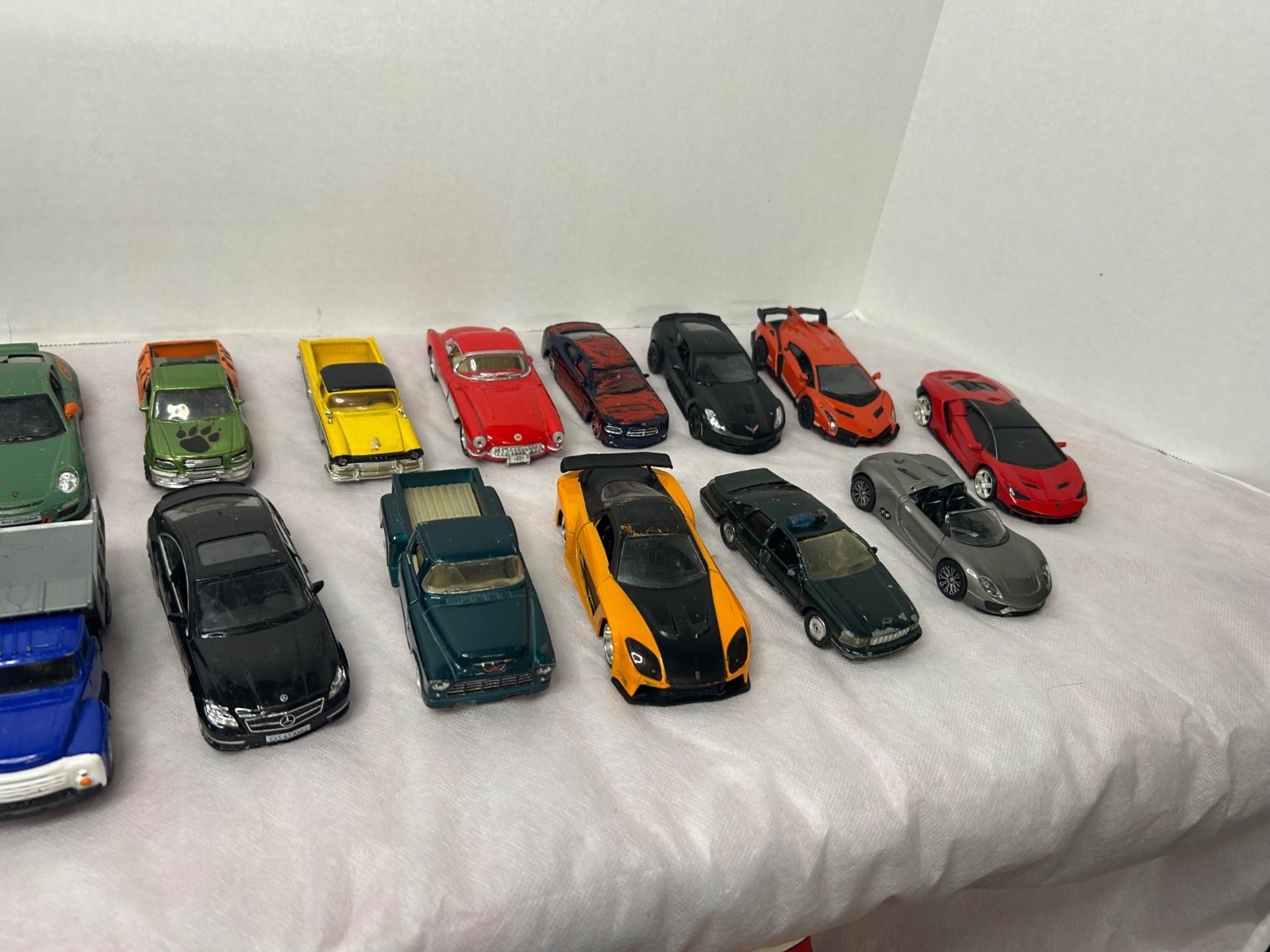 Lot of 20 Diecast Cars 1:32-1:39 Scale Sports Cars Classic Cars Mixed Brands