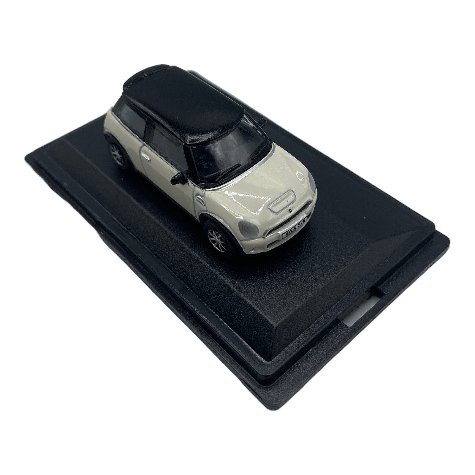 MINI Cooper S Hardtop R56 Pepper White with Black Roof Diecast car 1:76 OO Scale