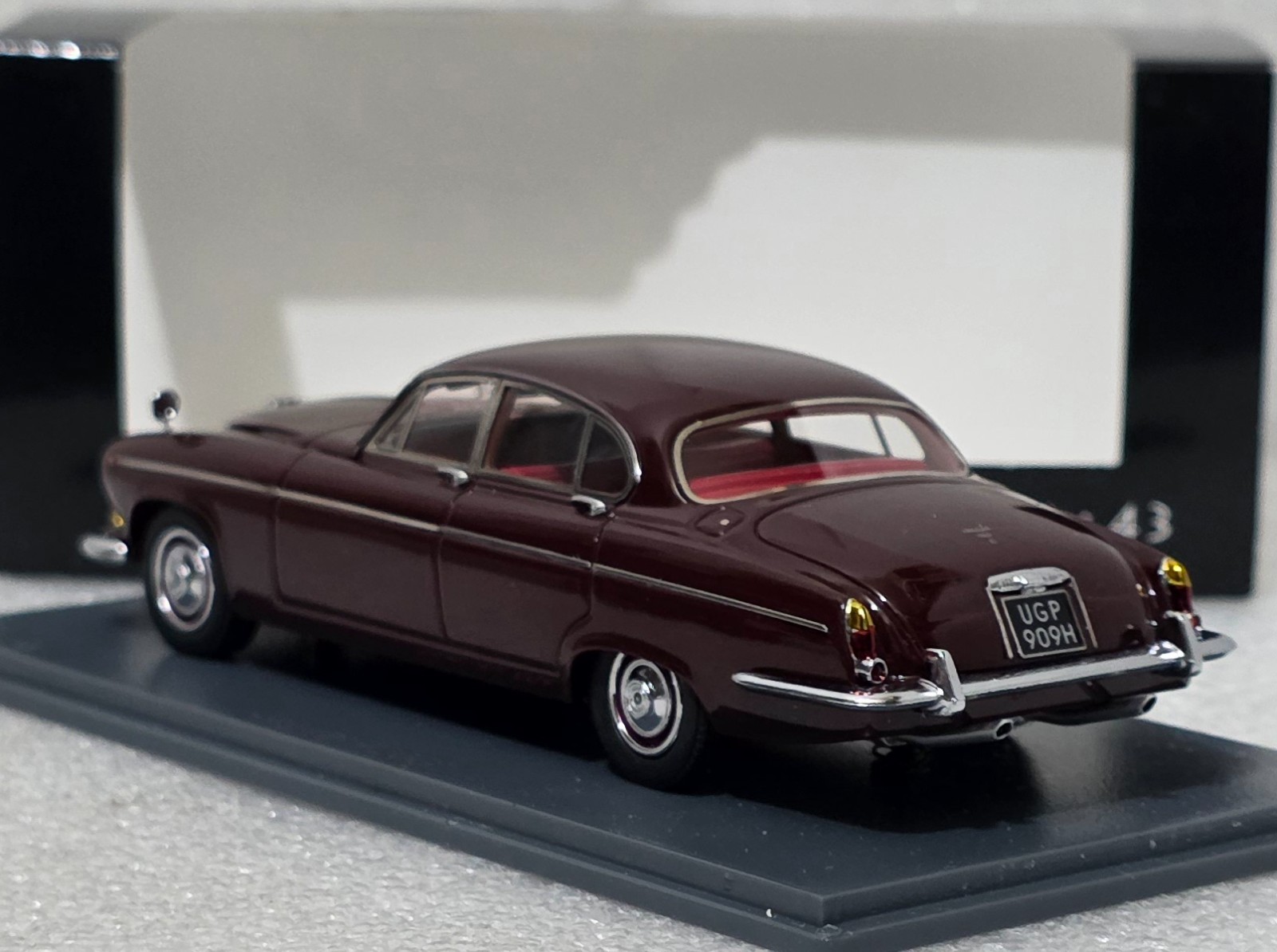 Jaguar 420G RHD 1967 Red 1/43 Neo NEO43908 Resin Model OVP