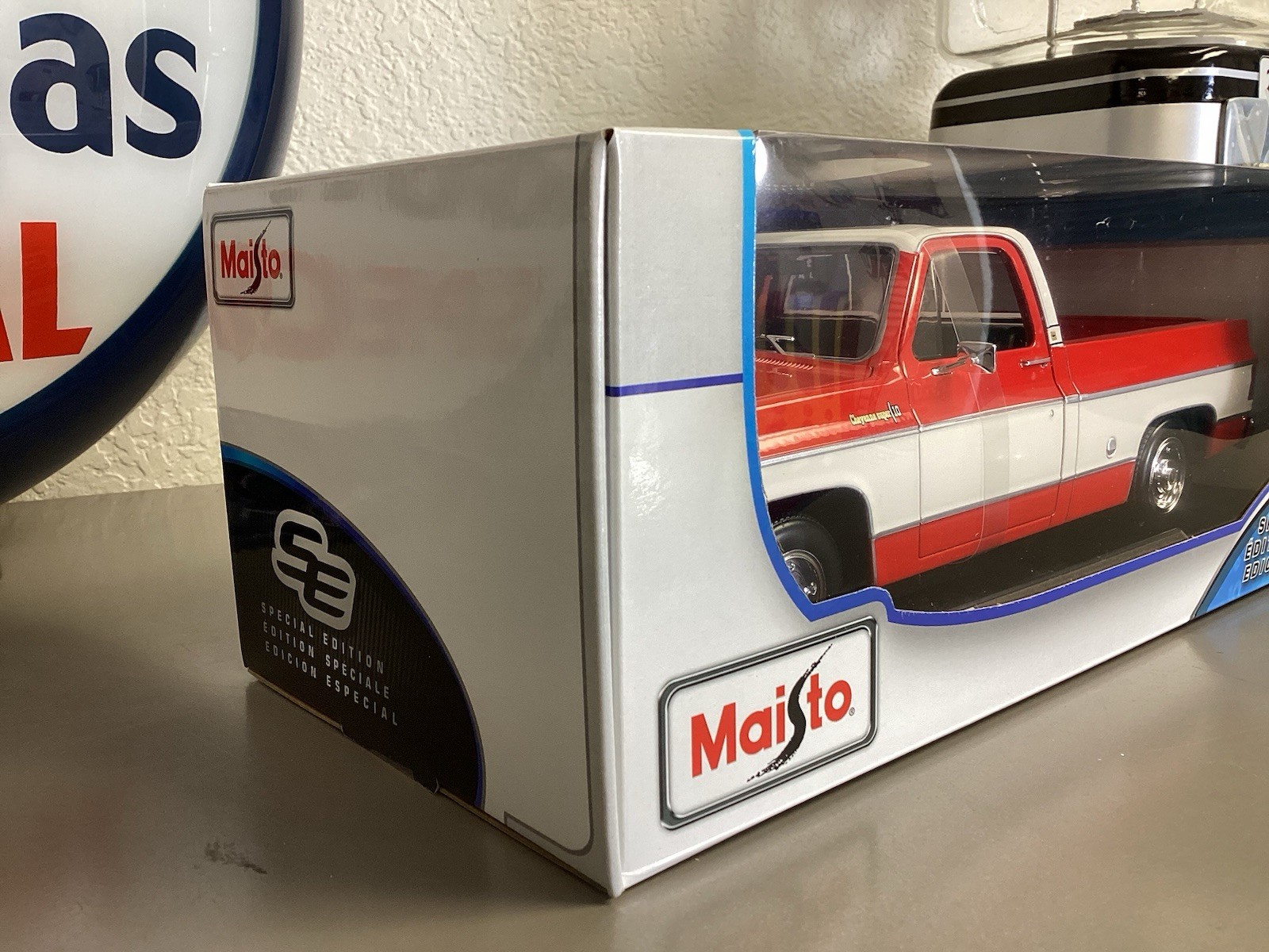 Maisto 1974 Chevrolet C/10 Cheyenne Super Red 1:18 Scale Special Edition Diecast