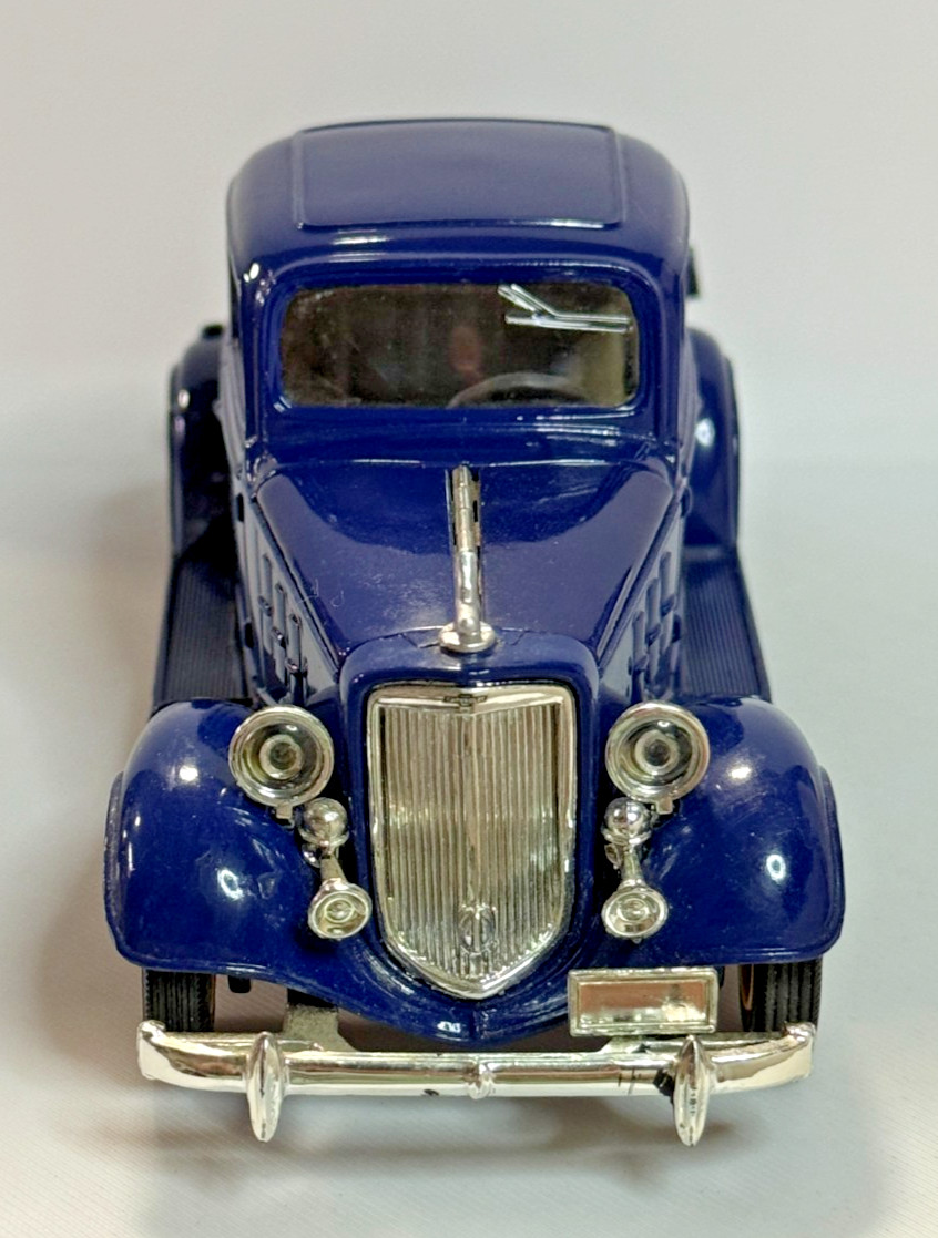 1933 Chevrolet Eagle Two Passenger Five Window Coupe Diecast Car Blue 1:32