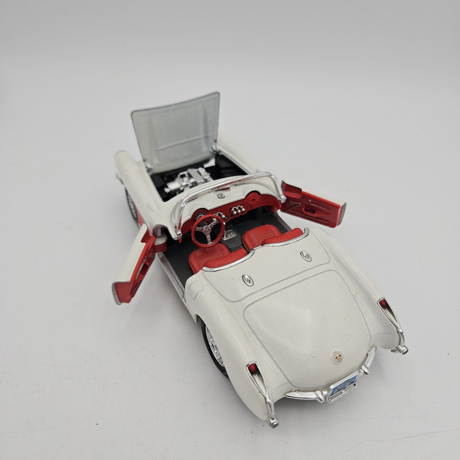 Burago 1:24 Diecast 1957 Chevrolet Corvette White & Red No Box