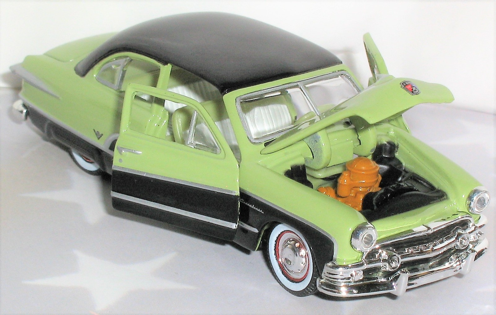 1/64 = 1951 51 FORD CRESTLINER / FORDOMATIC DRIVE V8 / Hood & Door Open Car