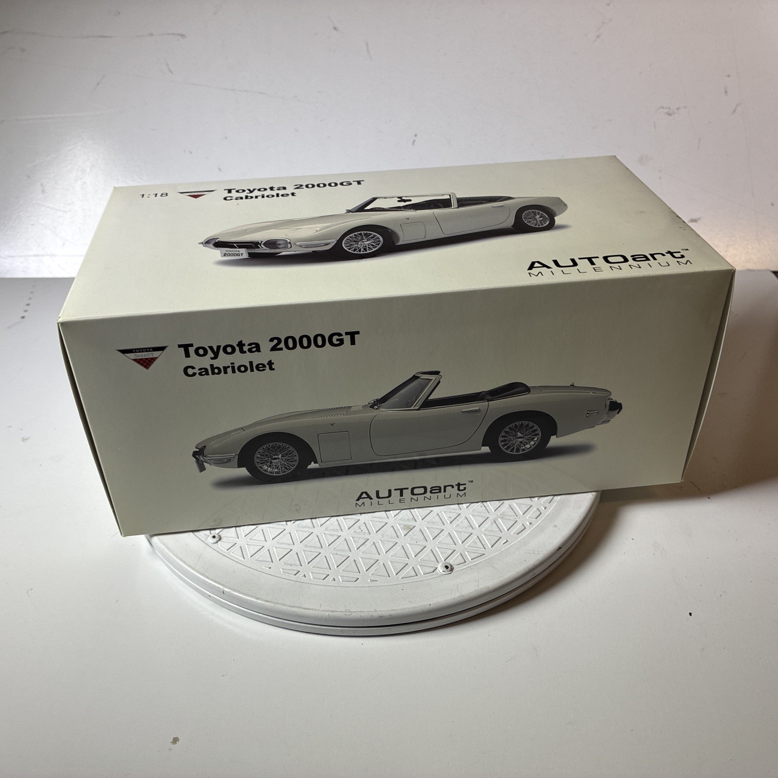 AUTO art MILLENNIUM 1/18 TOYOTA 2000GT White Miniature Scal bond Car Hobby 2010